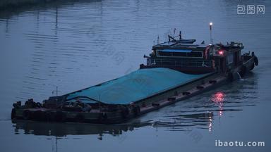 清晨长江里的货船实拍